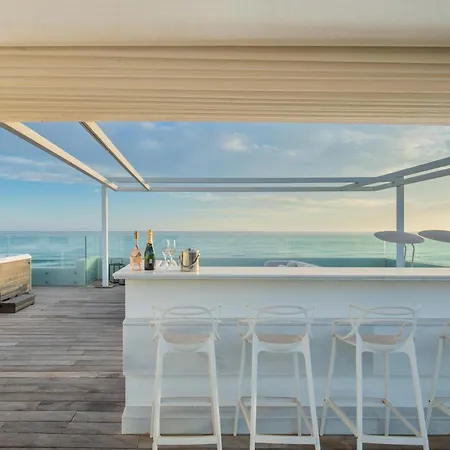 Frontline 6 Bdrm Luxury W Access Lejlighed Marbella