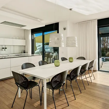 Frontline 6 Bdrm Luxury W Access Lejlighed