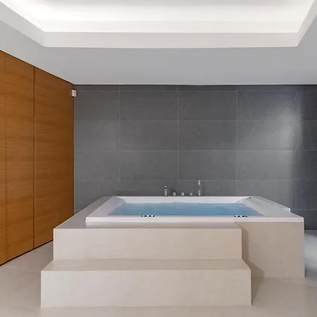 Frontline 6 Bdrm Luxury W Access Lejlighed