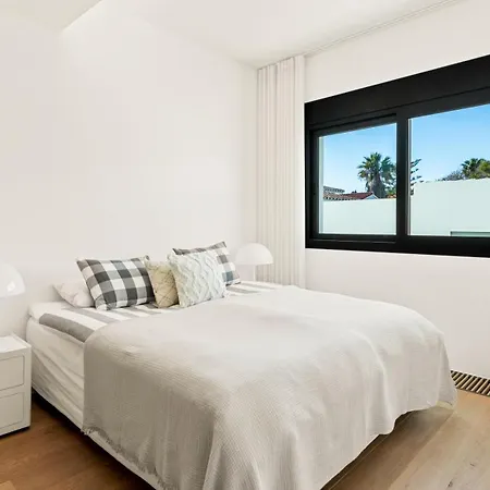 Frontline 6 Bdrm Luxury W Access * Marbella