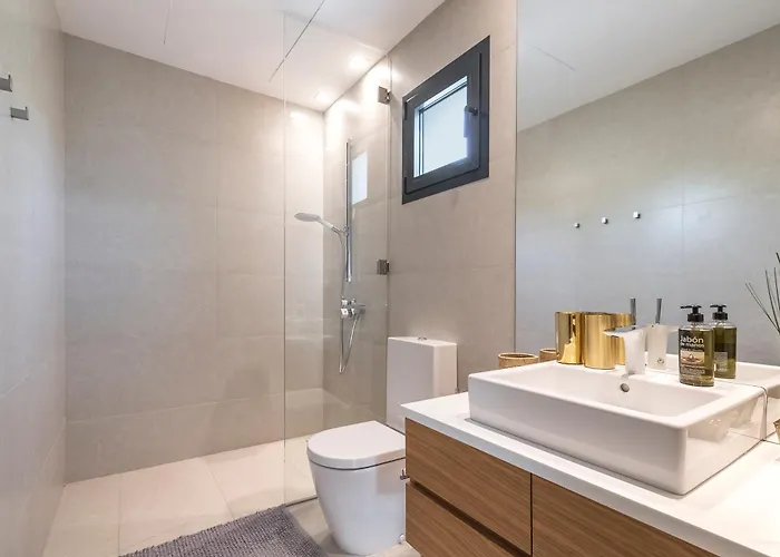 Frontline 6 Bdrm Luxury W Access Marbella